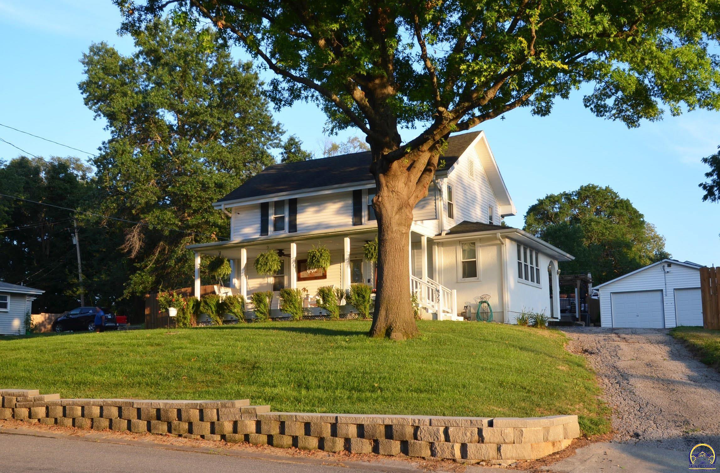822 E 6th St, Tonganoxie, KS 66086