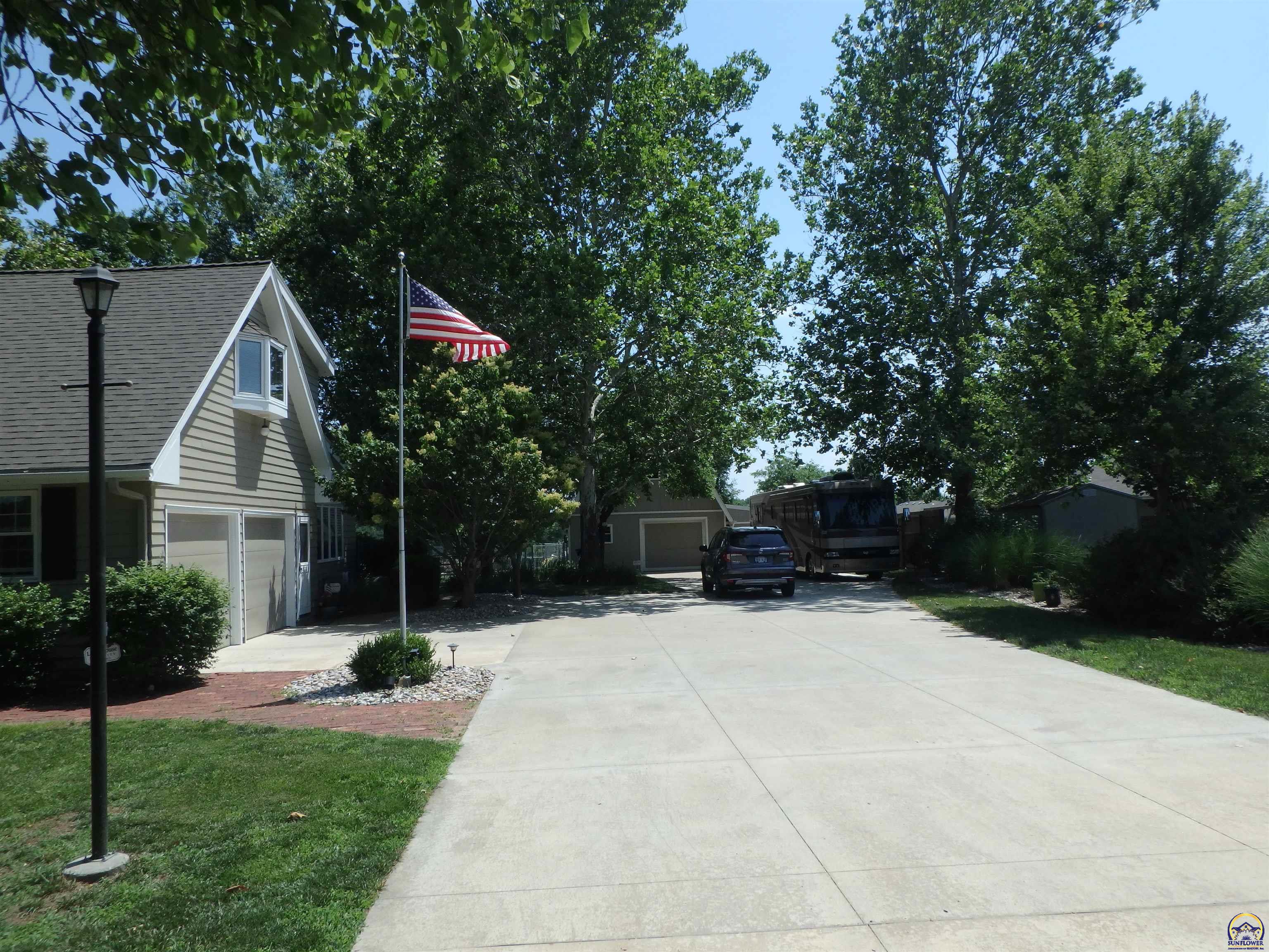 3049 SW 45th St, Topeka, KS 666109432