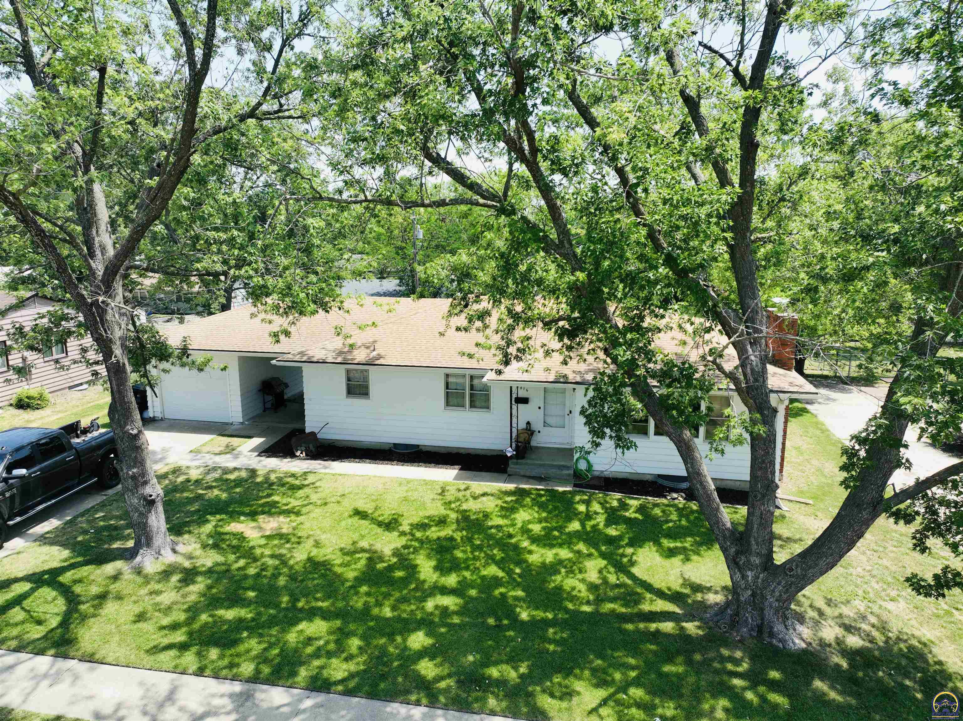 2416 SW Crest DR, Topeka, KS 66614