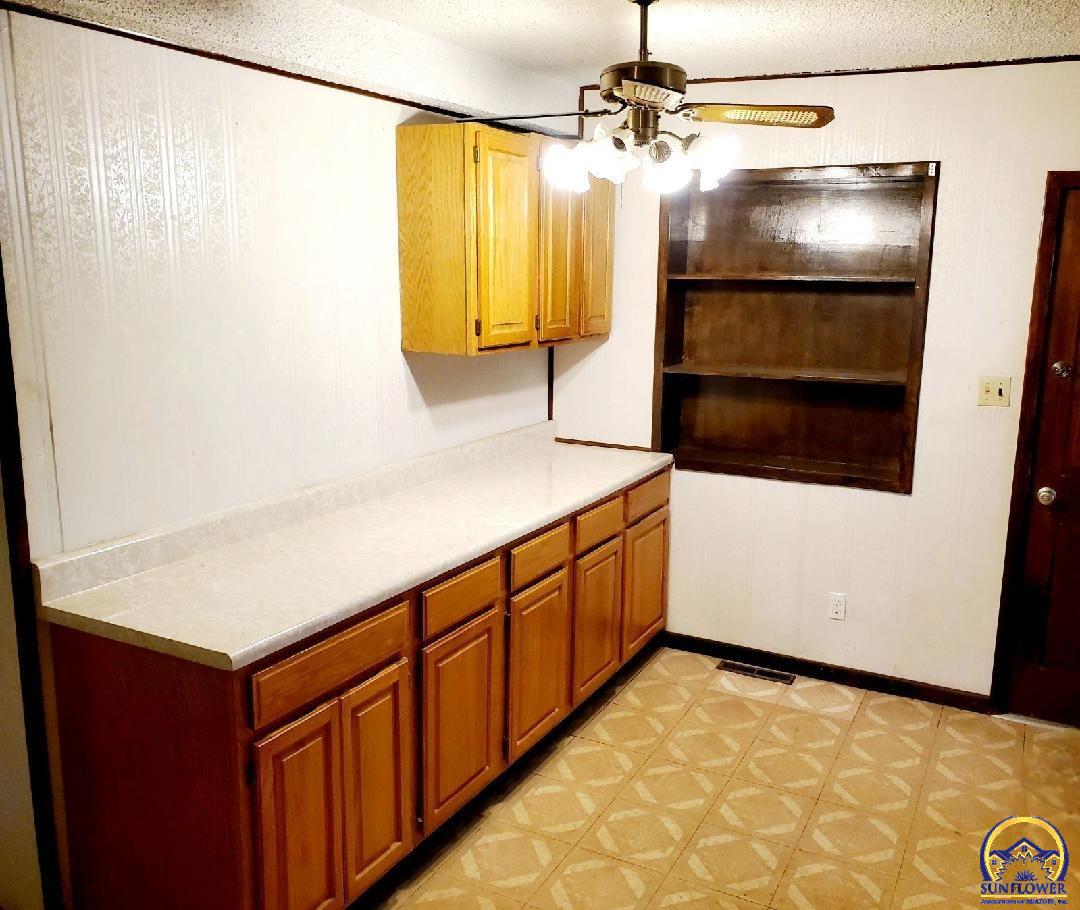 112 S 6th St, Clay Center, KS 67432
