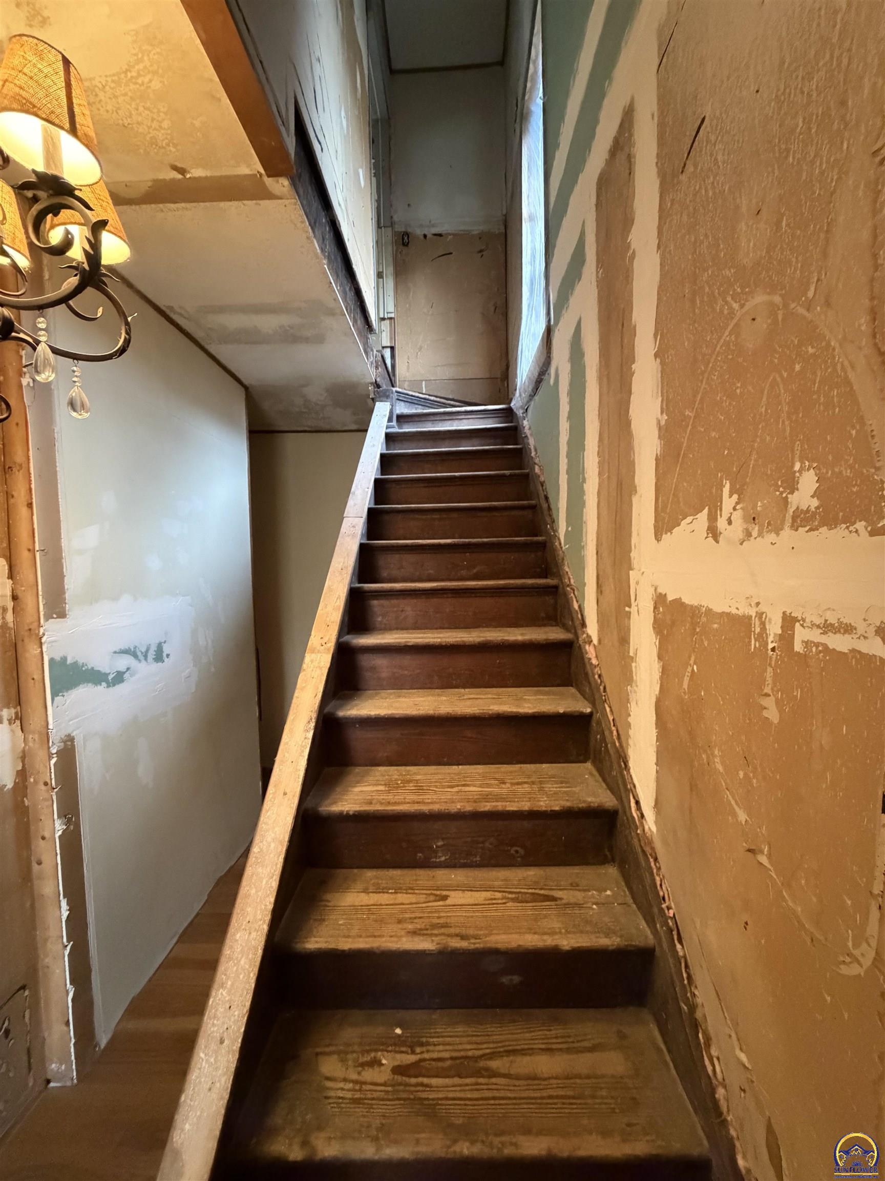 335 SW Western AVE, Topeka, KS 66606
