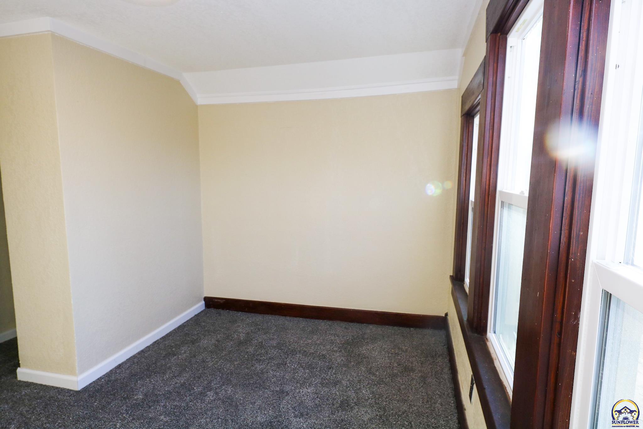 902 S 7th St, Burlington, KS 66839