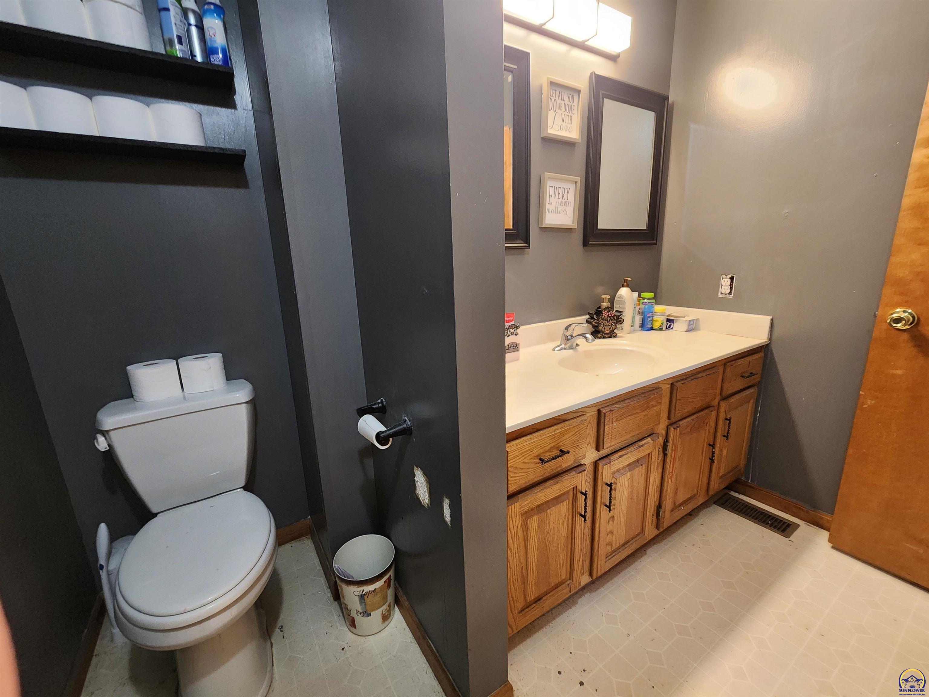 6741 SW Hamptonshire LN, Topeka, KS 66614