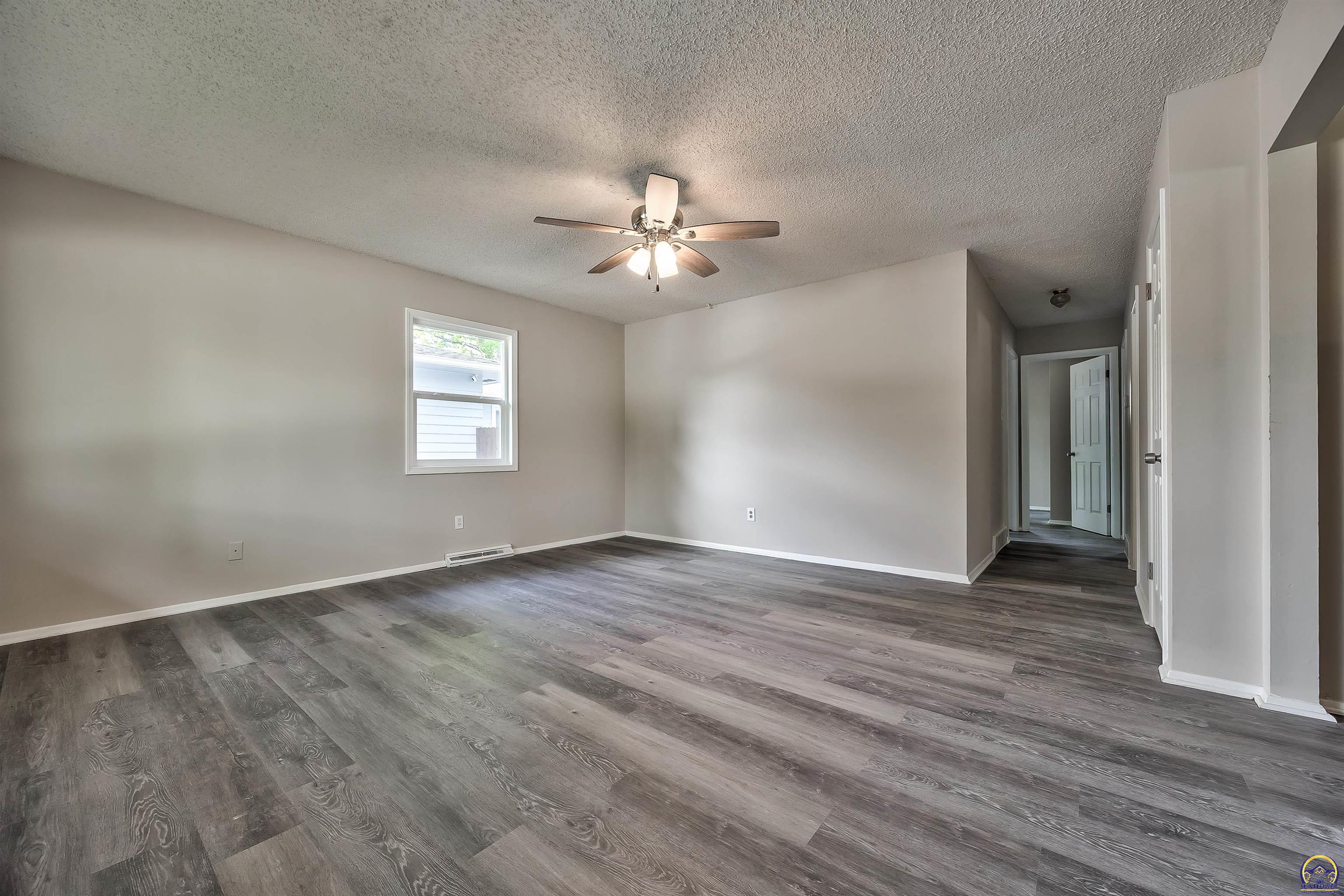 1917 SW Crest DR, Topeka, KS 66604