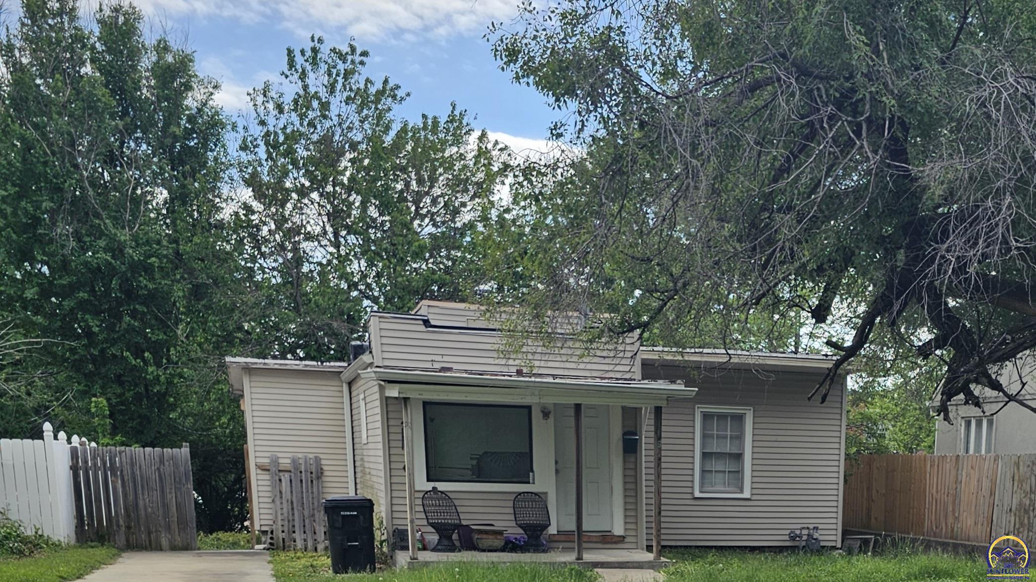 922 SW Cambridge AVE, Topeka, KS 66606