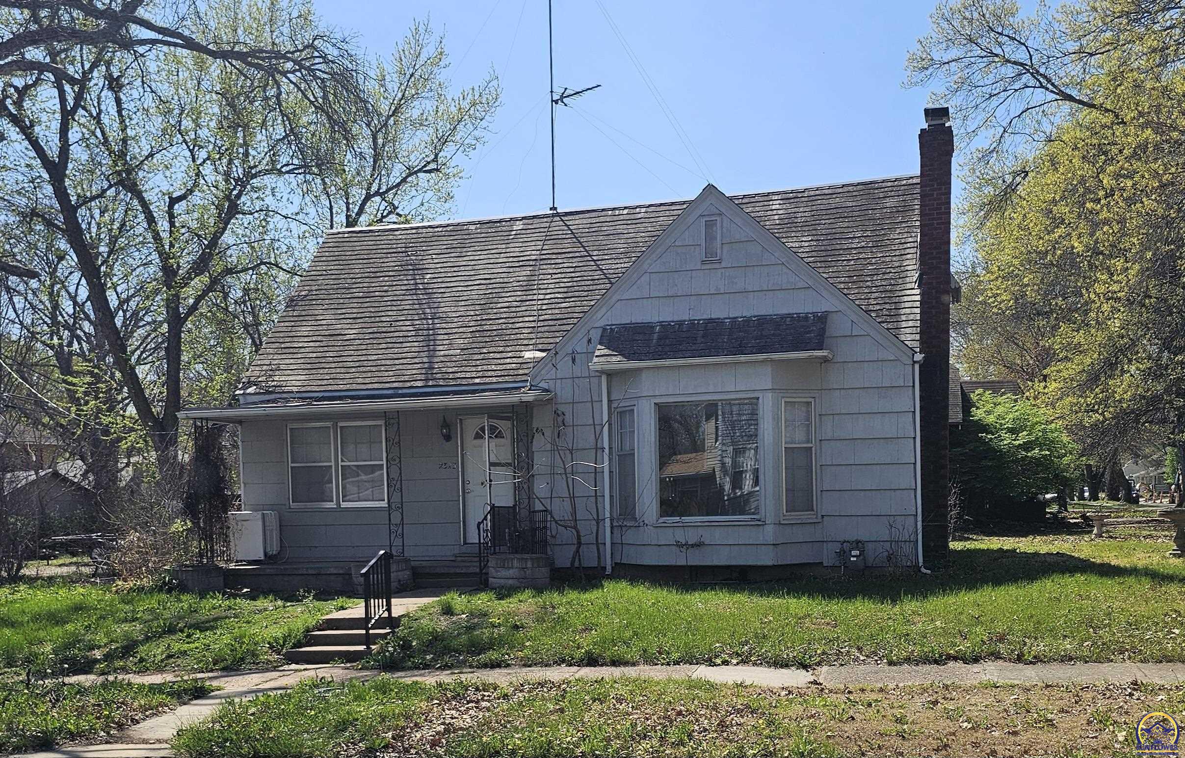 2323 SW Huntoon ST, Topeka, KS 66604