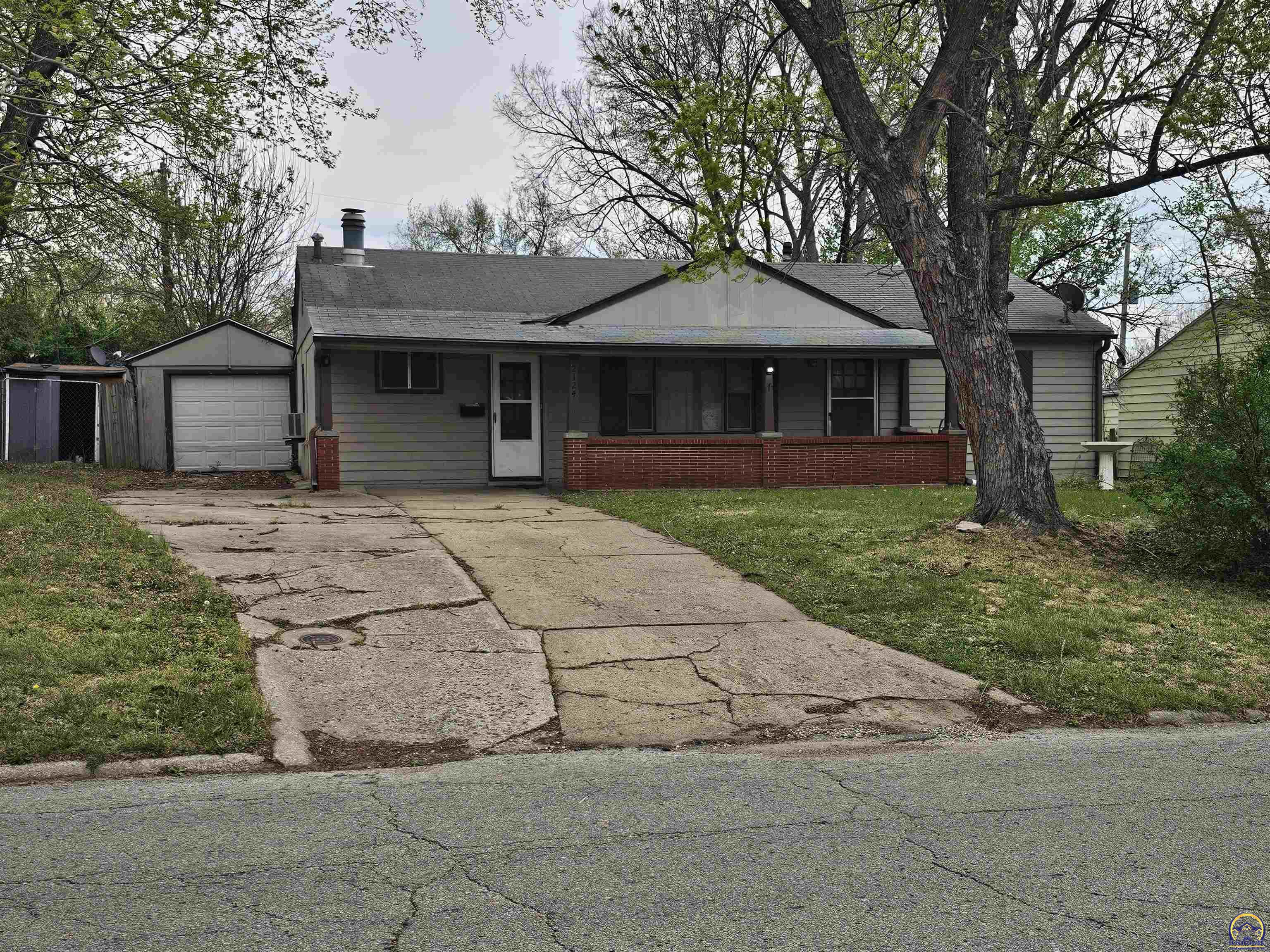 2124 SW Morningside RD, Topeka, KS 66614