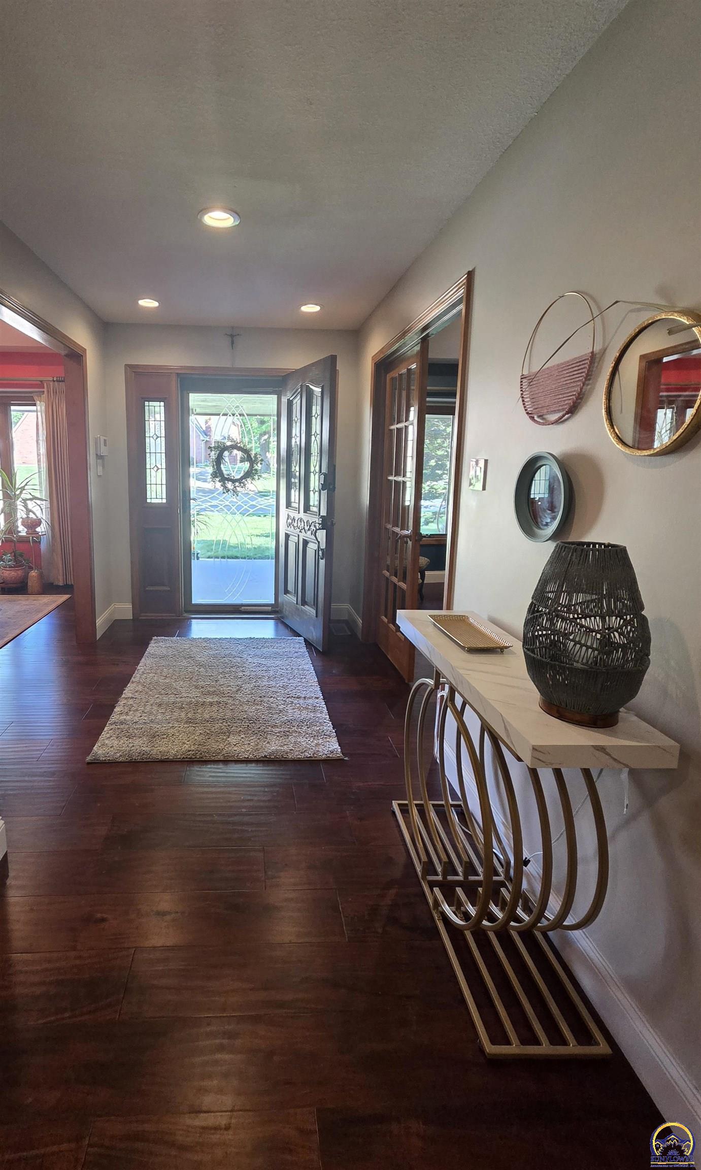 325 SW Whitehall LN, Topeka, KS 66606