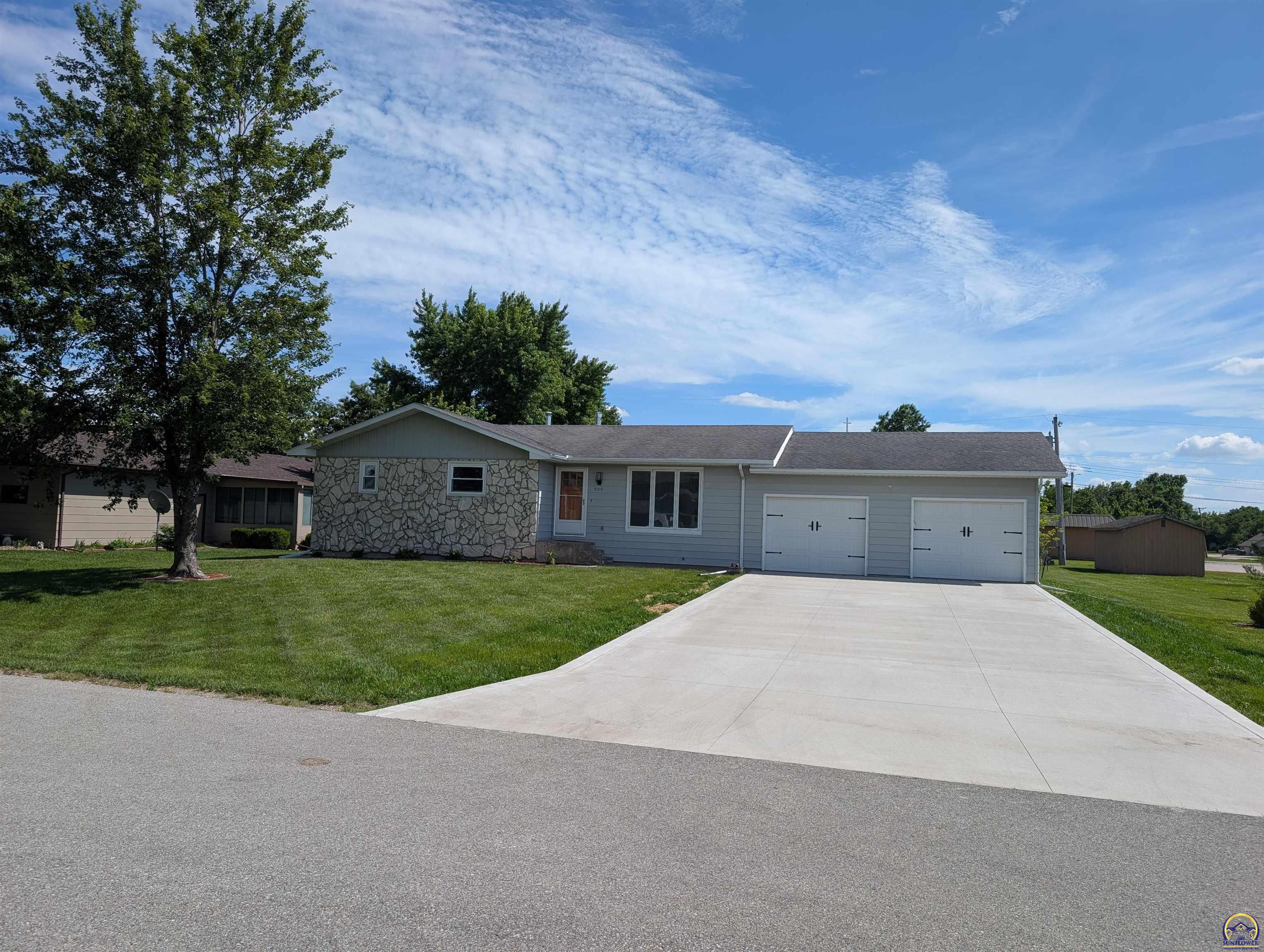 909 Martindale St, Burlington, KS 66839