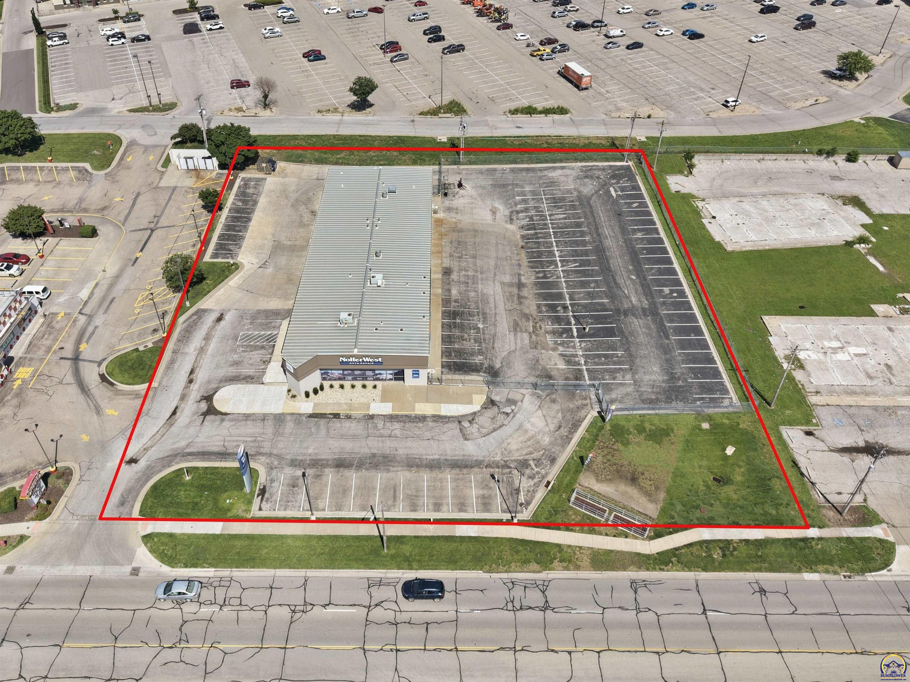 1136 SW Wanamaker Rd, Topeka, KS 66604