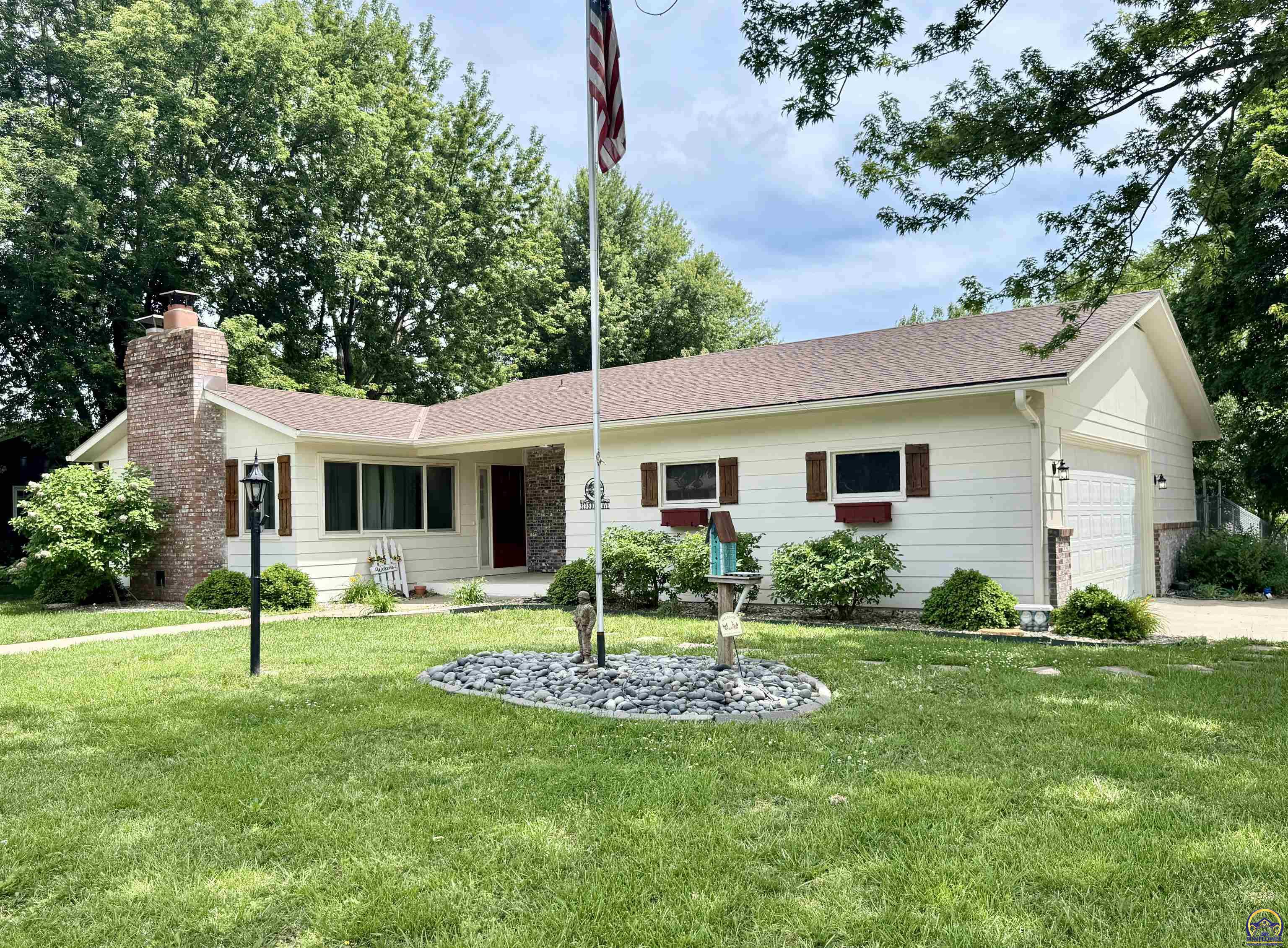 219 Sioux Ave, Hiawatha, KS 66434