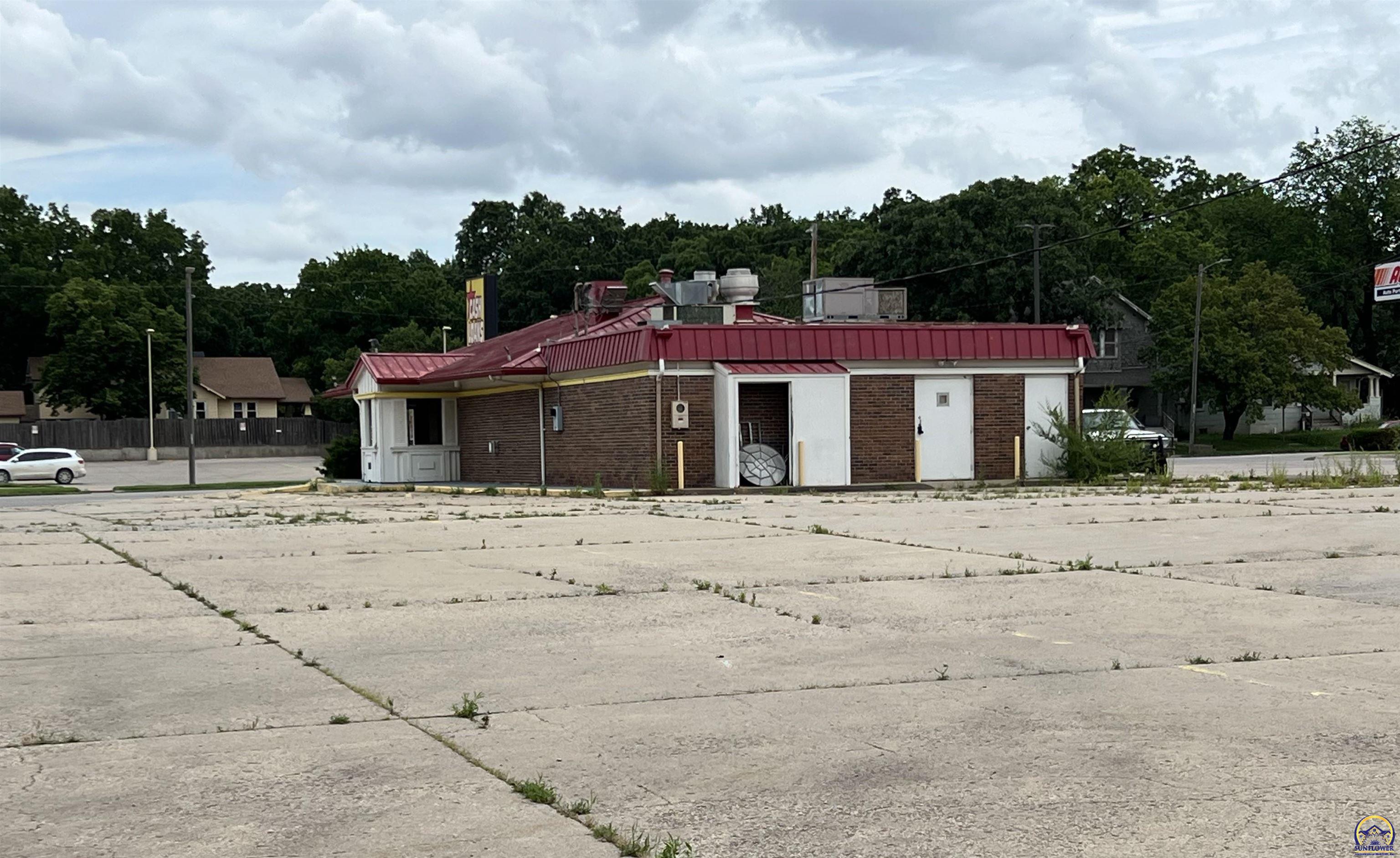 831 W 6th Ave, Emporia, KS 66801