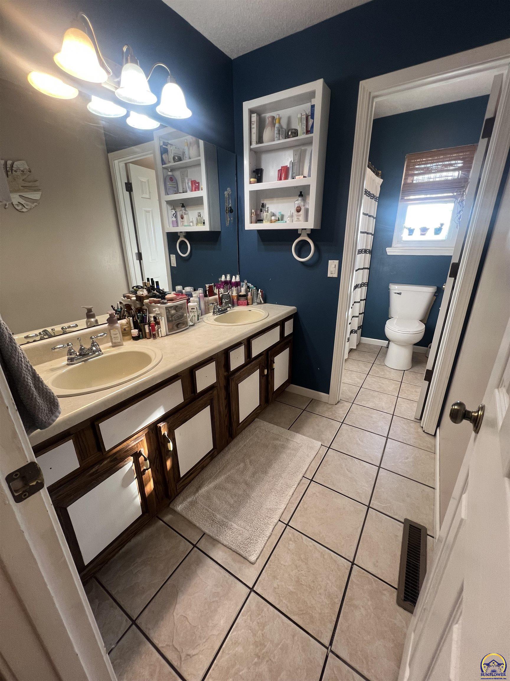 2011 Holiday DR, Emporia, KS 66801