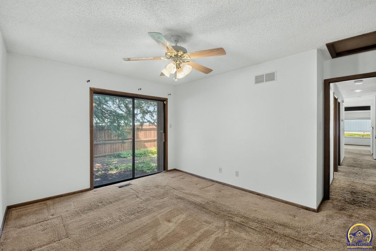 5701 SW Arrowhead CT, Topeka, KS 66614