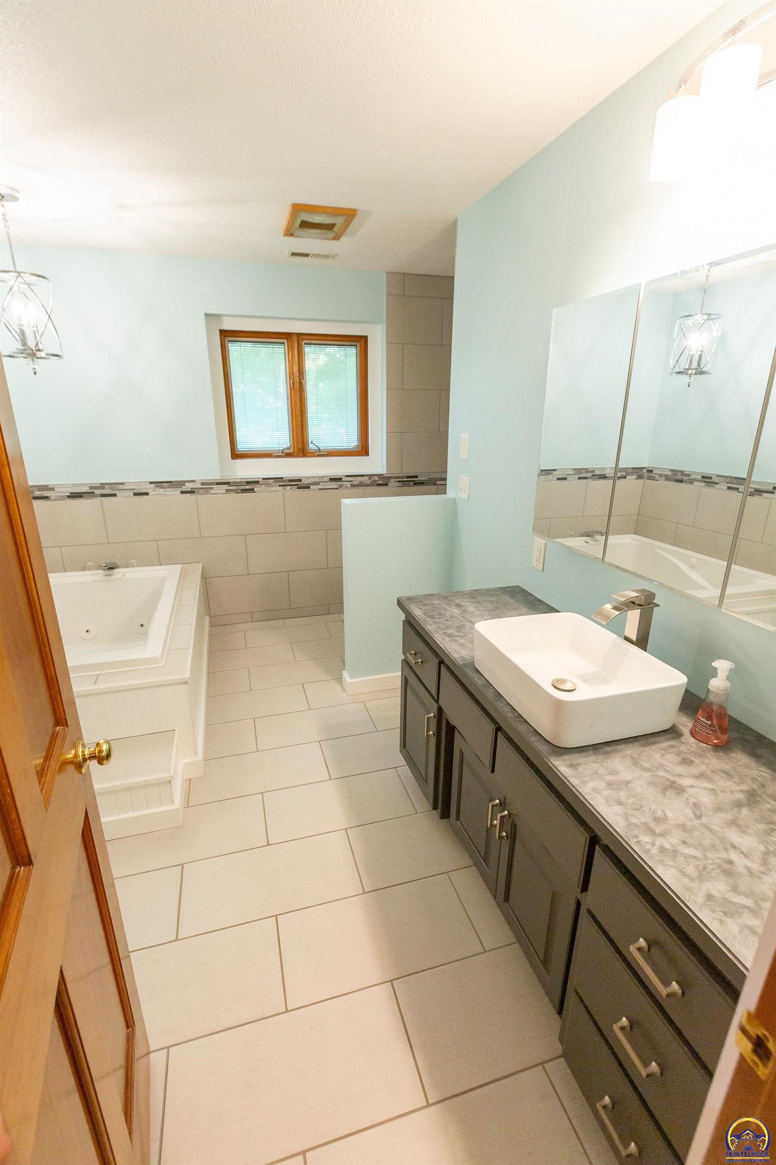 1757 Robb Ln, Perry, KS 66073
