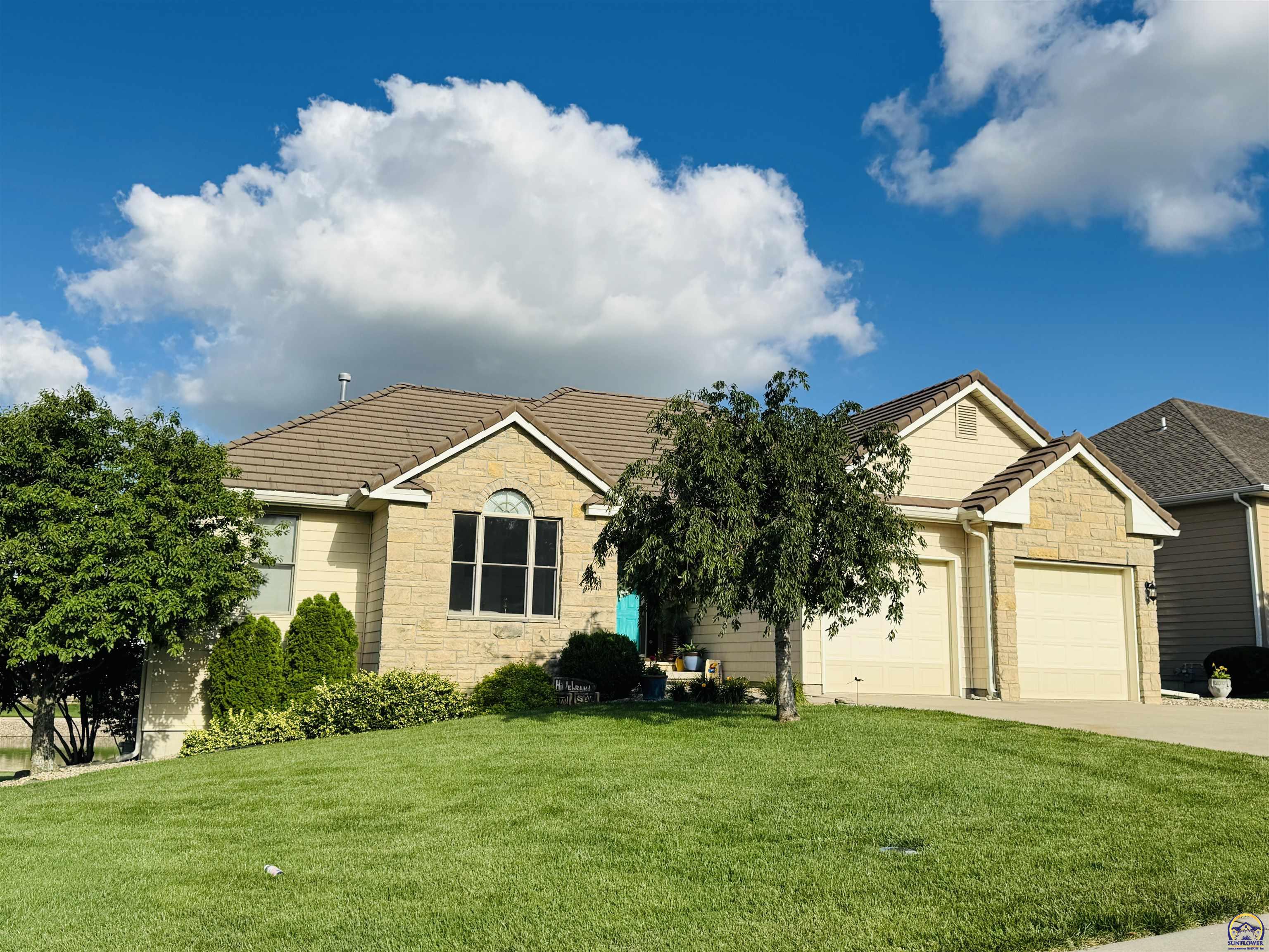 2906 Hidden Lakes Dr, Emporia, KS 66801