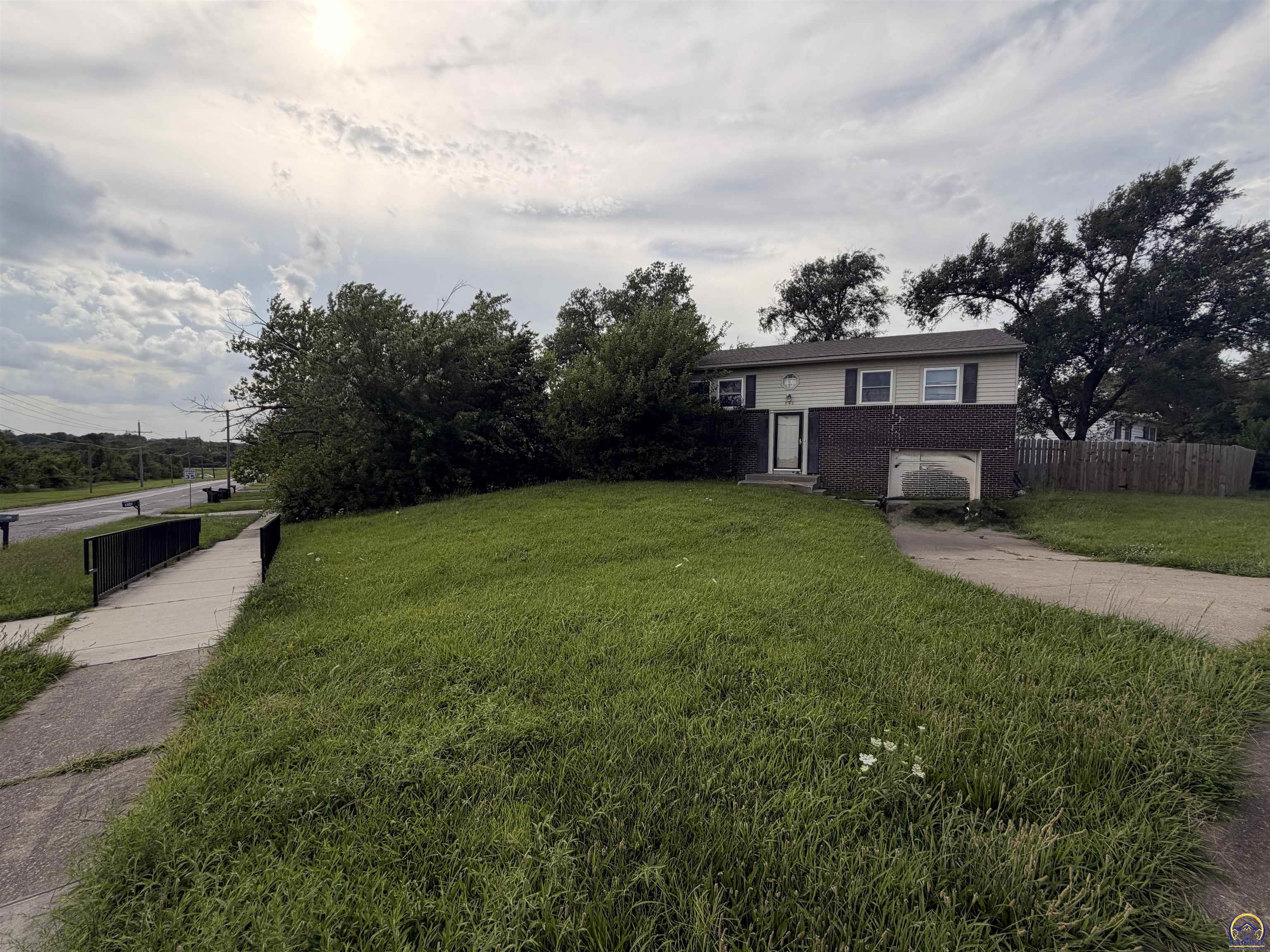 942 SE 37th ST, Topeka, KS 66605