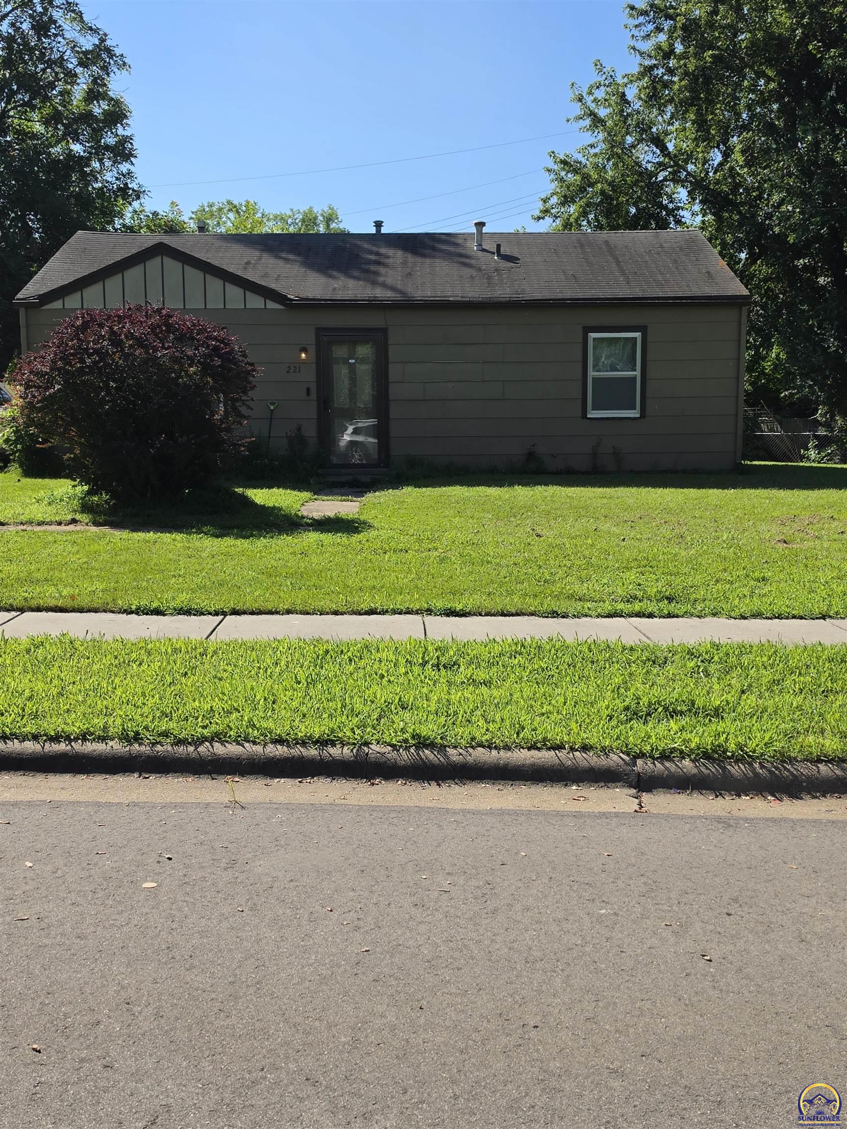 221 SE 35th TER, Topeka, KS 66605