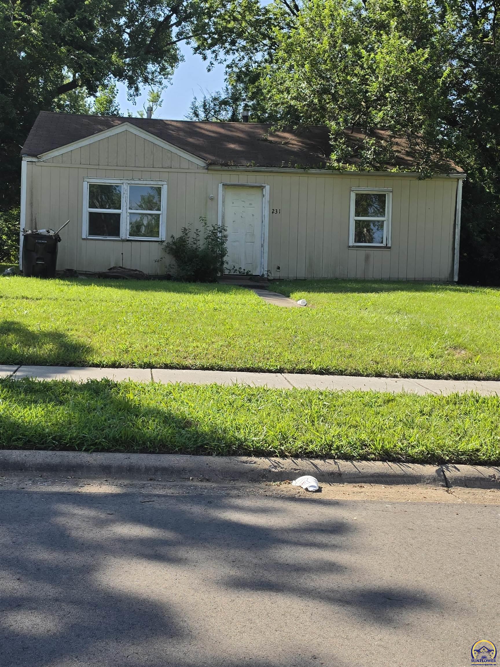 231 SE Pinecrest DR, Topeka, KS 66605