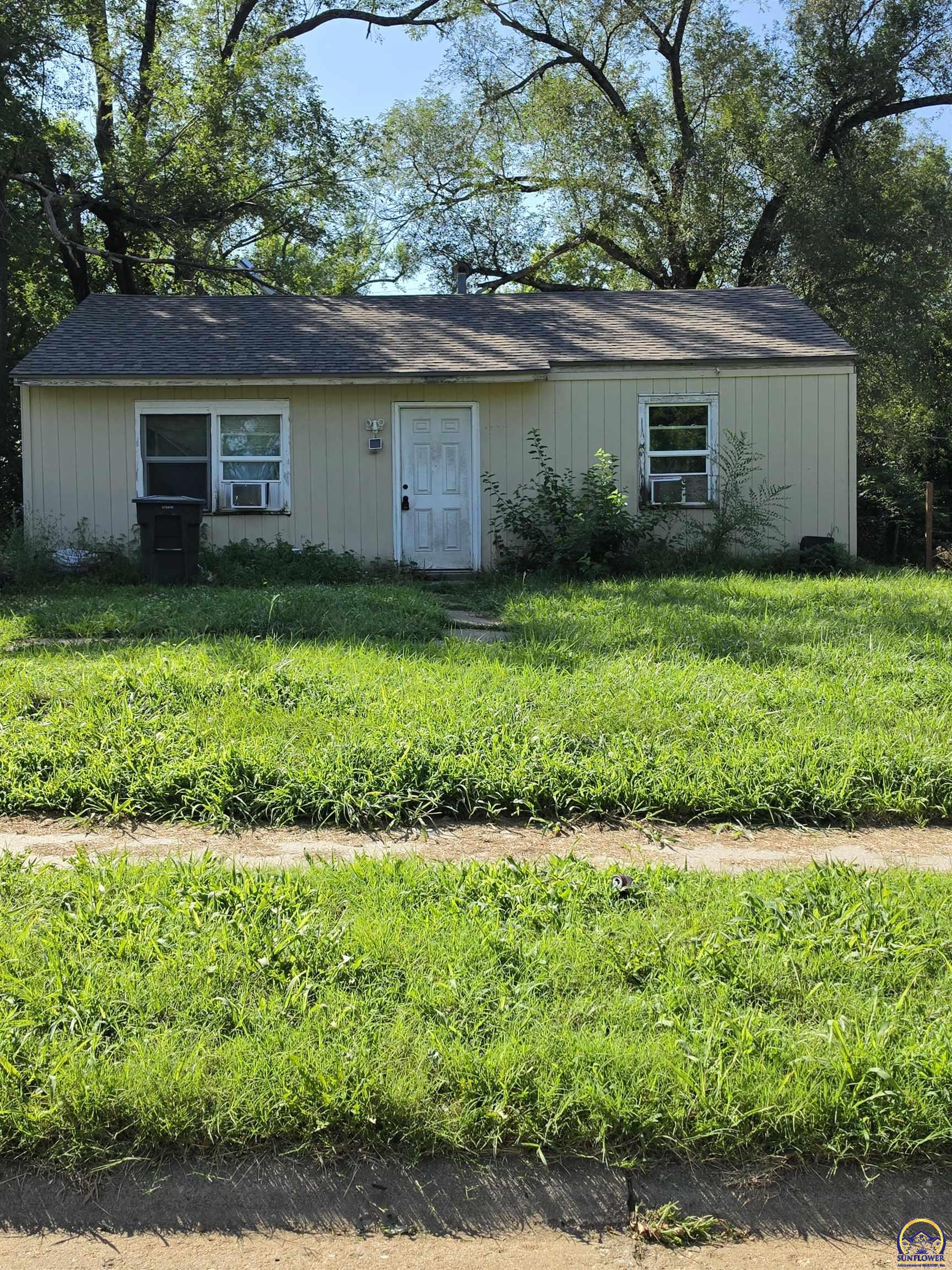 227 SE Pinecrest DR, Topeka, KS 66605
