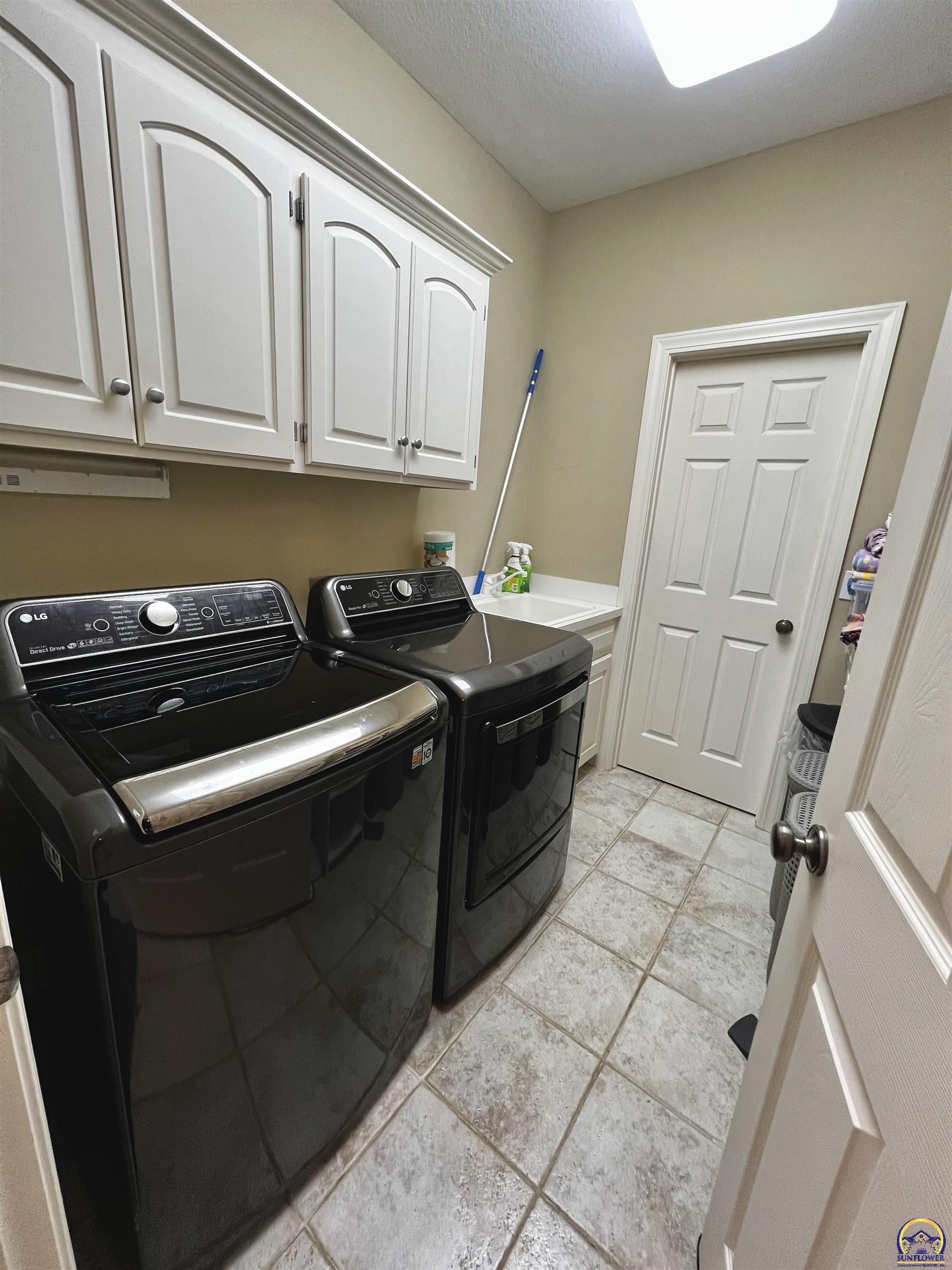 5013 Jeffries Ct, Lawrence, KS 66049