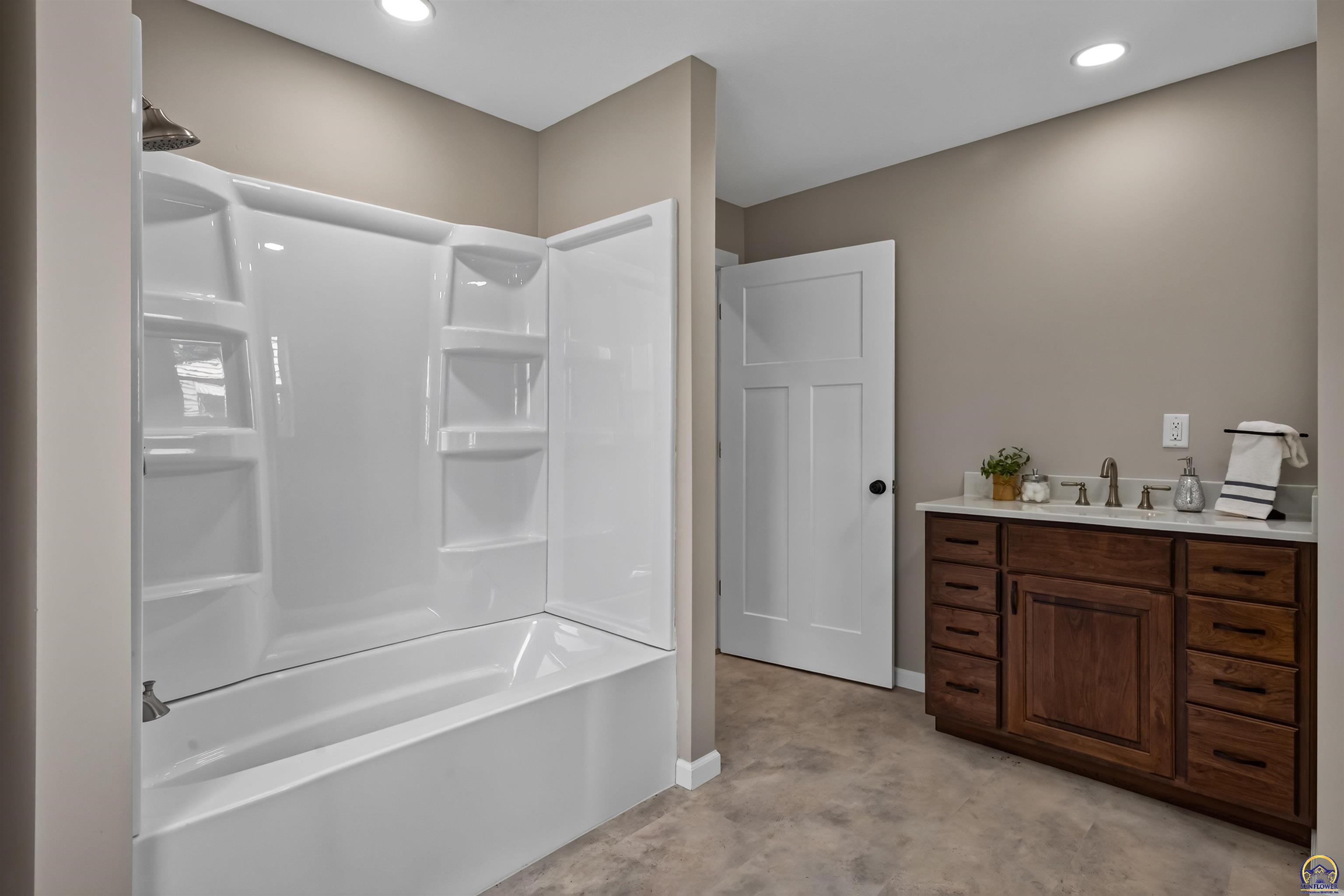 100 E 8th St, Onaga, KS 66521