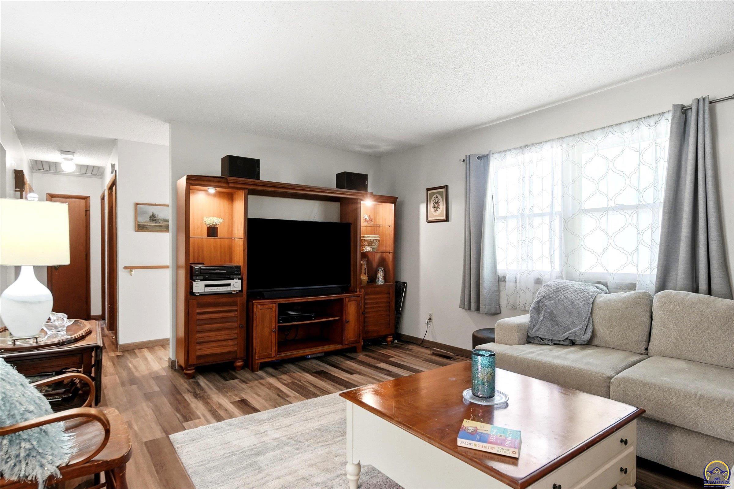 120 W Tucker Ct, Carbondale, KS 66414