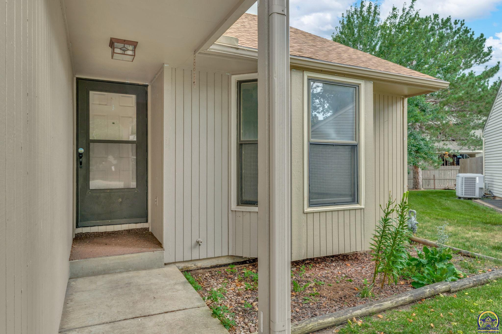 2261 SW Westport PL, Topeka, KS 66614