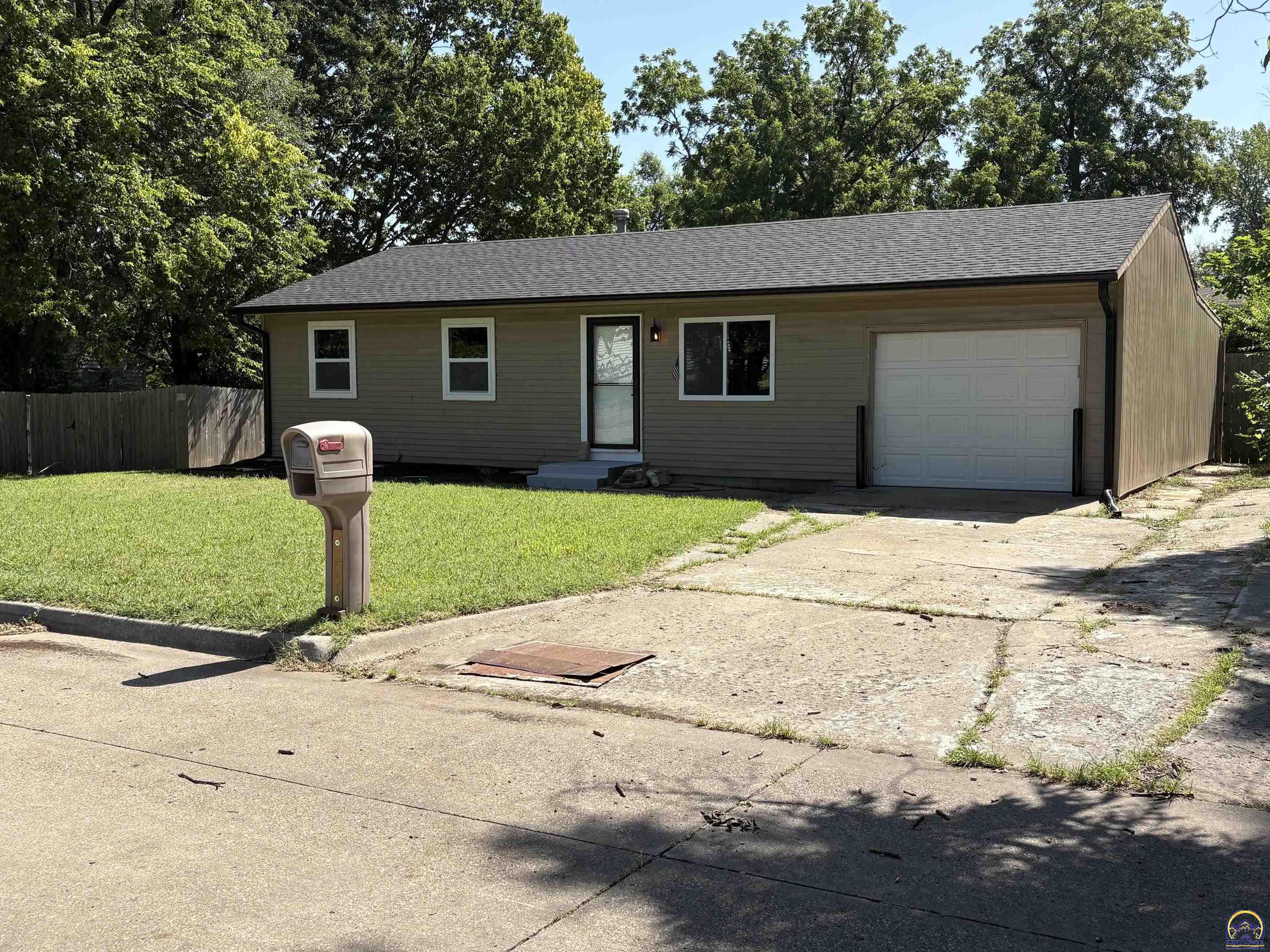 2608 SE Iowa AVE, Topeka, KS 66605