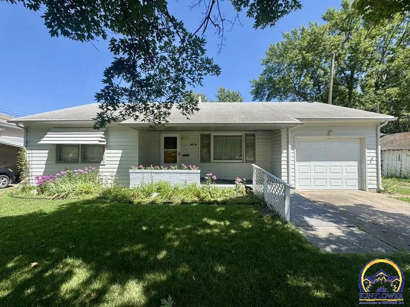 607 N 7th St, Hiawatha, KS 66434