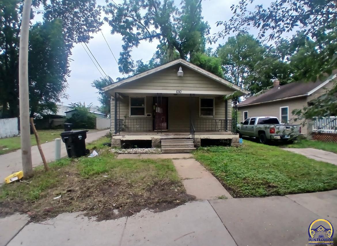 1010 SE Locust ST, Topeka, KS 66607