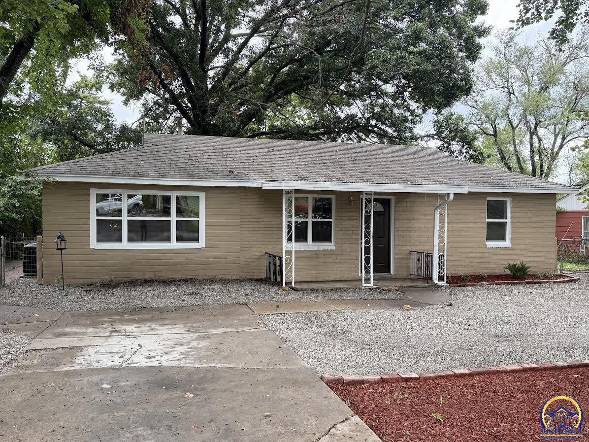 210 SW Sanneman DR, Topeka, KS 66609