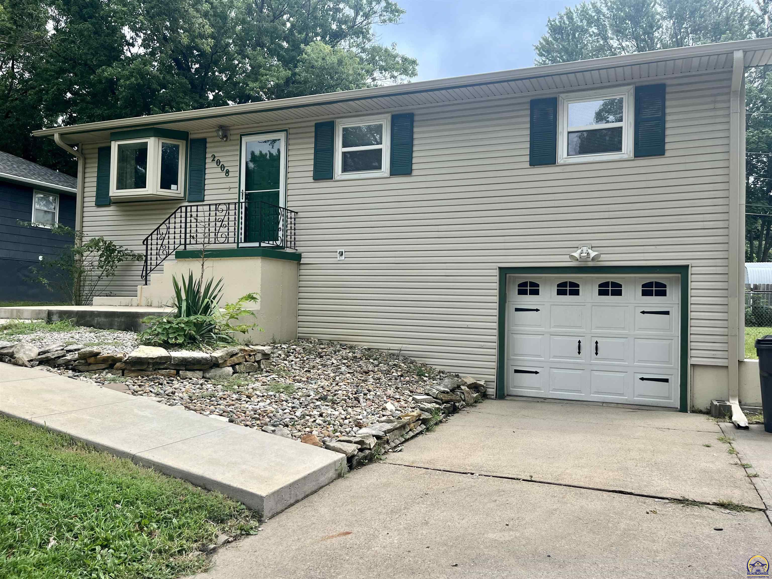 2008 Maplecrest Dr, Emporia, KS 66801